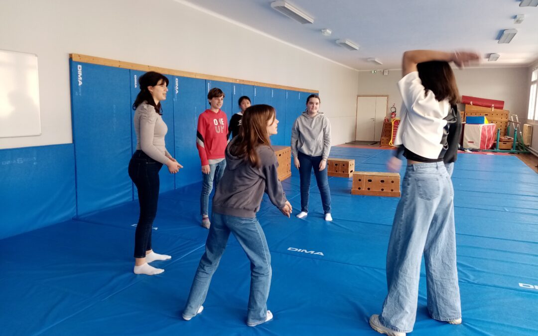 Temps de bilan à l’atelier théâtre du collège